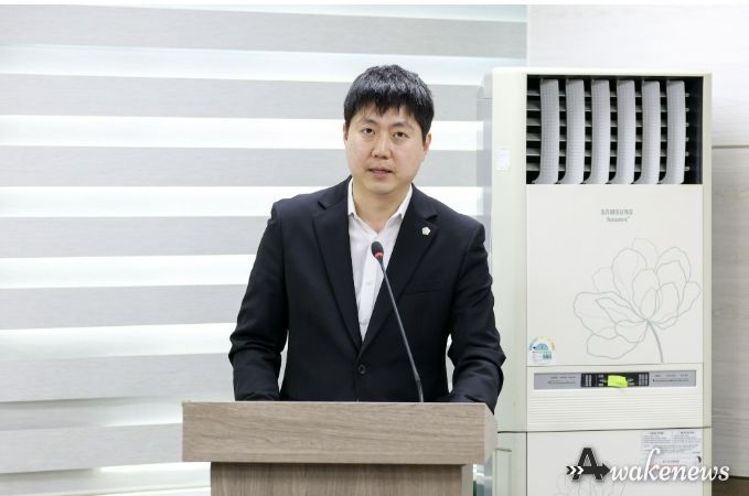 안산시의회 최찬규 의원이 지난 23일 제4상임위원실에서 열린 제302회 임시회 의회운영위원회에서 자신이 대표 발의한 ‘안산시의회 토론회 등의 운영 조례안’에 대해 설명하고 있다.