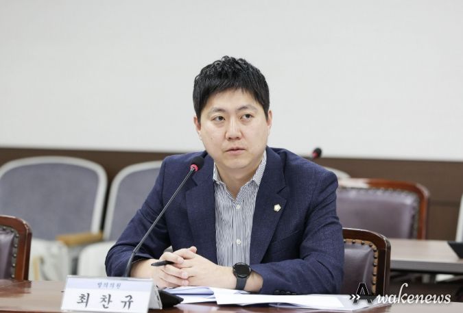 안산시의회 최찬규 의원이 지난 24일 제2상임위원실에서 열린 제302회 임시회 기획행정위원회에서 자신이 대표 발의한 ‘안산시 선감학원 사건 희생자 추모사업 지원 조례 일부개정조례안’에 대해 설명하고 있다.