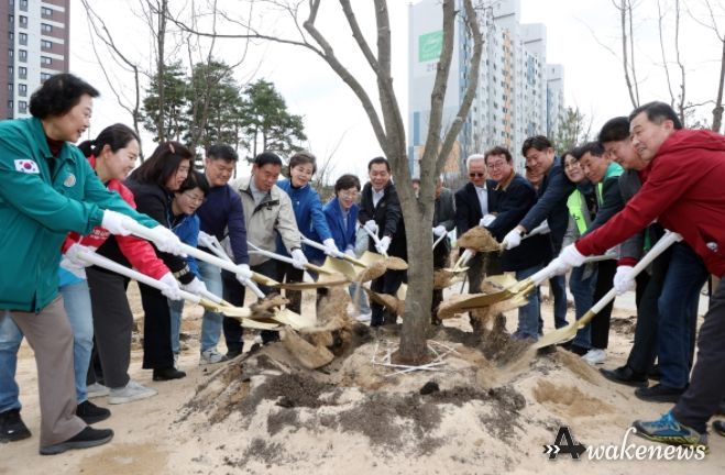 이재식 수원특례시의회 의장이 31일 대유평공원에서 열린 「제81회 식목일 기념 나무심기 행사」에 참석해 시민 및 관계자들과 함께 기념 식수를 하고 있다.