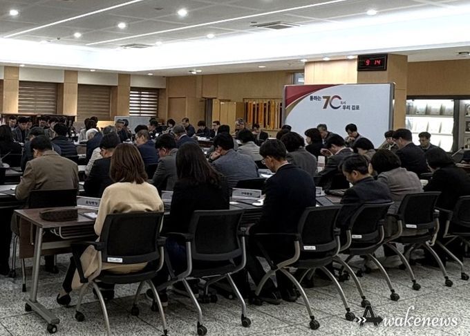 김포시는 3월 30일 시청 본관 3층 대회의실에서 시장 주재로 확대간부회의를 개최하고 주요 현안 및 정책 추진 방향을 점검했다.