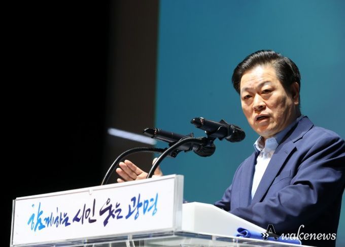 박승원 광명시장이 1일 오전 광명시민회관에서 열린 '직원 소통의 날'에 참석해 공직자들을 격려하고 있다.