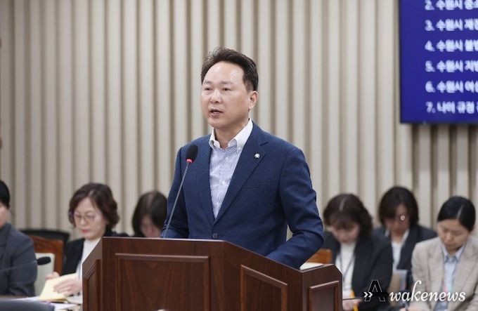 강영우 의원(더불어민주당, 영화·조원1·연무)이 제400회 임시회 기획경제위원회에서 조례안에 대해 설명하고 있다