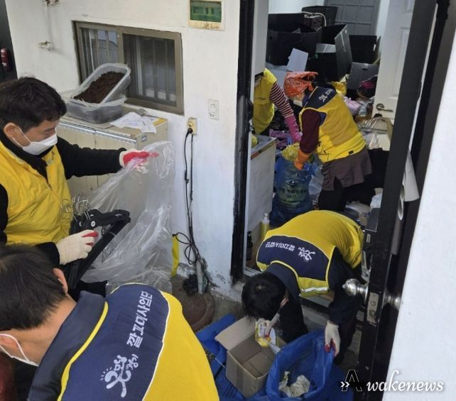 수원시 팔달구 화서1동 지역사회보장협의체, 쓰레기 적치 위기가구 주거환경 개선 지원