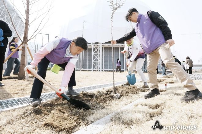 광주시, 제81회 식목일 맞아 G-스타디움서 나무 심기 행사 개최