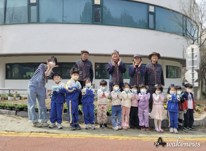 과천시 문원동행복마을관리소, 어린이와 함께 '줍깅' 꽃 심기 행사 실시