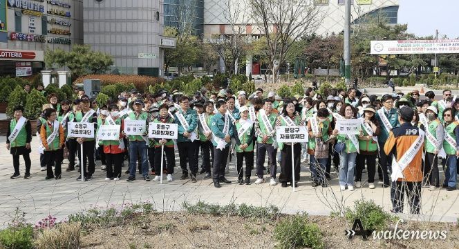 지난 4월 3일 야탑역 광장 일대에서 성남·분당 의용소방대, 성남시 자율방재단, 성남·분당소방서, 시 직원 등 200여 명이 참여한 가운데 ‘민·관 합동 화재예방 캠페인’이 열리고 있다