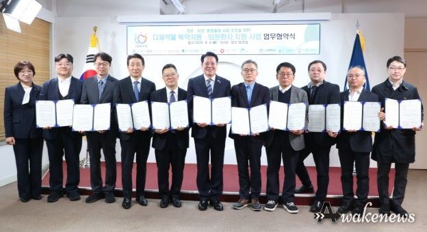 6일 오전 10시 시청 접견실에서 열린 다제 약물 복약 지원 퇴원 환자 지역 사회 연계 사업 업무 협약식에서 최대호 안양시장과 참석자들이 기념 사진을 찍고 있다