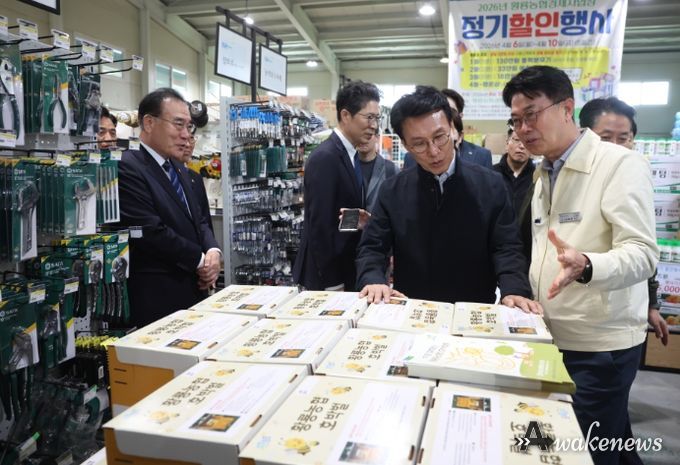 김민석 국무총리가 4일 농번기를 맞아 전남 장성군 황룡농협 자재센터를 방문, 중동발 위기 장기화에 따른 농자재 수급 동향을 점검하고 있다.(국무조정실)