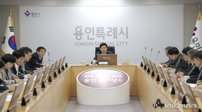 이상일 용인특례시장이 6일 시청 영상회의실에서 열린 간부공무원 회의에서 중동전쟁 장기화에 따른 위기 극복 방안을 논의하고 있다