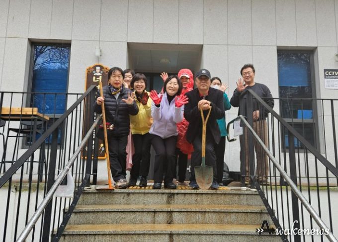 광명시 광명5동 주민자치회는 지난 6일 식목일과 봄을 맞아 너부대공원에서 영산홍 심기 행사를 진행했다.