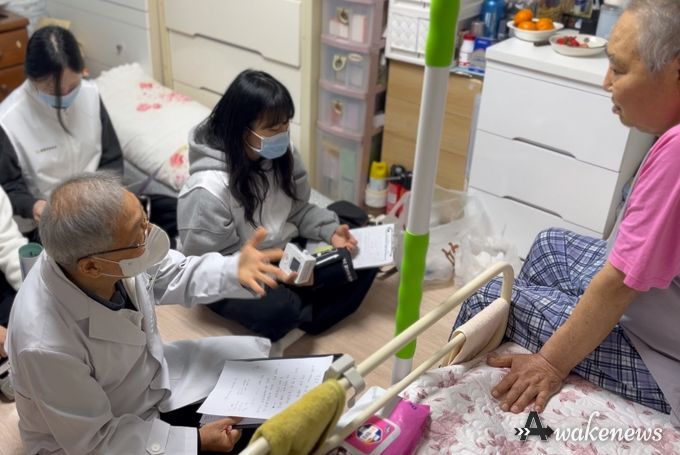 건강장수센터 건강전문 다학제팀 의사가 건강관리가 필요한 어르신 가정에 방문하여 건강상담을 하고 있다