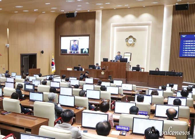 수원특례시의회가 8일 본회의장에서 제400회 임시회 제2차 본회의를 열고 조례안 등 안건을 심의·의결하고 있다