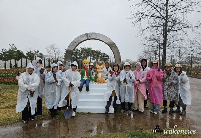 평택시민정원사, 봄비 속 봄꽃 심기로 정원에 생기 더해