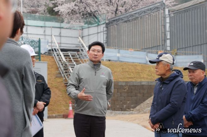 이상일 용인특례시장이 10일 처인구 양지읍 아파트 신축공사장을 찾아 현장을 점검하고 있다.