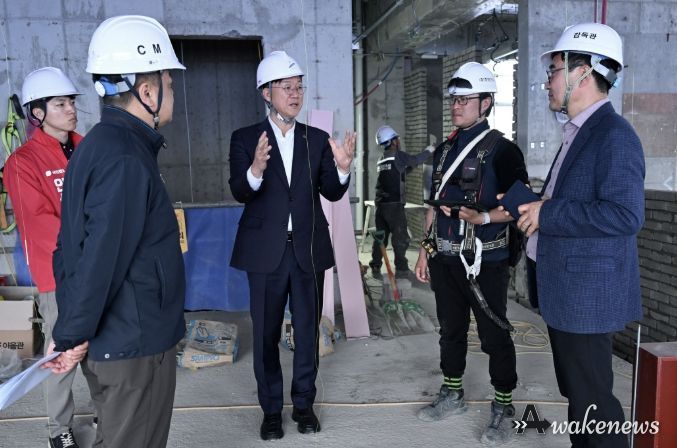 이민근 안산시장(사진 가운데) 13일 '공공 복합커뮤니티센터 건립공사' 현장을 방문해 사업진행 상황과 안전관리 실태를 점검하고 있다.