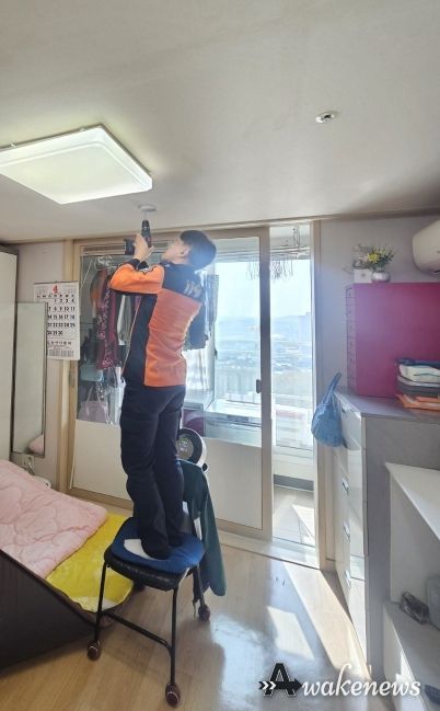 청각장애인 가구에 소방시설을 설치하고 있다