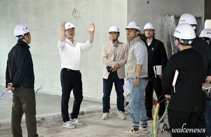 이민근 안산시장(왼쪽 두번째) 14일 '안산 공동체 복합시설' 건립공사 현장을 방문해 사업진행 상황과 안전관리 실태를 점검하고 있다.