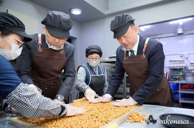 이충우 여주시장, 여주시니어클럽 공동체사업단 현장 찾아 노인일자리 참여자 격려