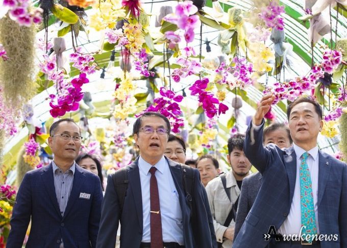 오른쪽부터 농업생태원을 둘러보는 정장선 평택시장, 황웨이저 대만 타이난시장, 이우진 평택시 농업기술센터 소장
